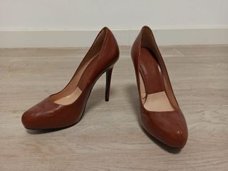 Tacones de Zara marrones de segunda mano por 20 EUR en Zaragoza en WALLAPOP