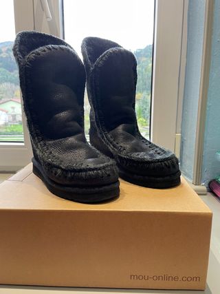 Botas MOU de segunda mano por 200 EUR en Somahoz en WALLAPOP