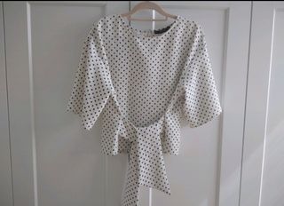 Blusa top lunares Zara blanco y negro. de segunda mano por 9 EUR en  Zaragoza en WALLAPOP