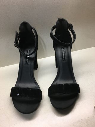 Sandalias negras- fiesta de segunda mano por 17 EUR en Vilagarcia en  WALLAPOP