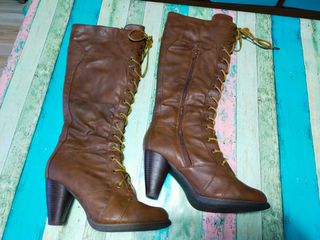 Señorita botas altas marrones tacón y cordones de segunda mano por 7 EUR en  Alcobendas en WALLAPOP