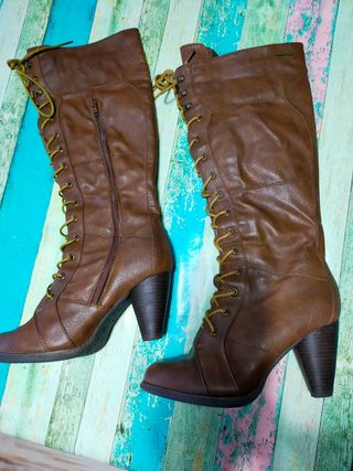 Señorita botas altas marrones tacón y cordones de segunda mano por 7 EUR en  Alcobendas en WALLAPOP