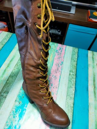 Señorita botas altas marrones tacón y cordones de segunda mano por 7 EUR en  Alcobendas en WALLAPOP