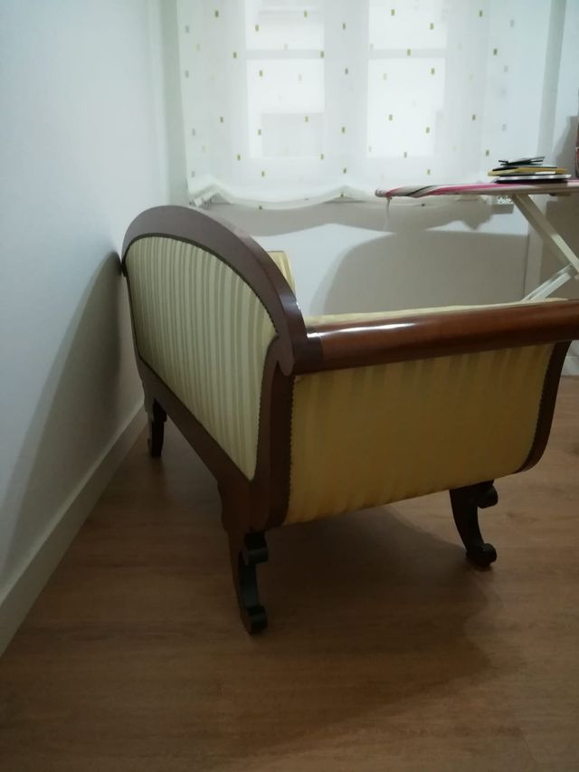 Diván de madera de caoba 