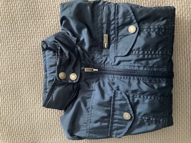 Chaqueta niño azul marino.
