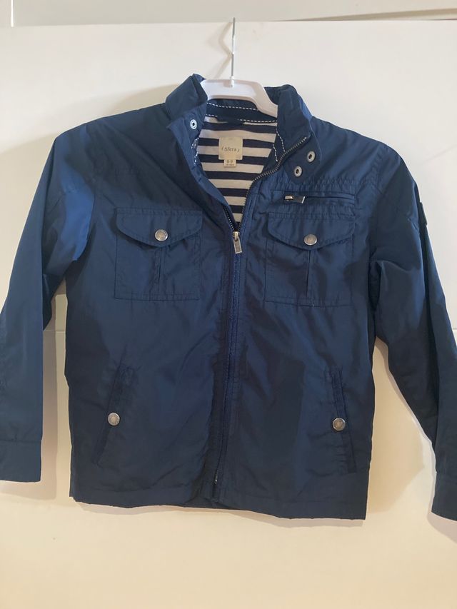 Chaqueta niño azul marino.