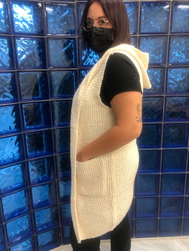 Chaleco sin mangas y con capucha beige