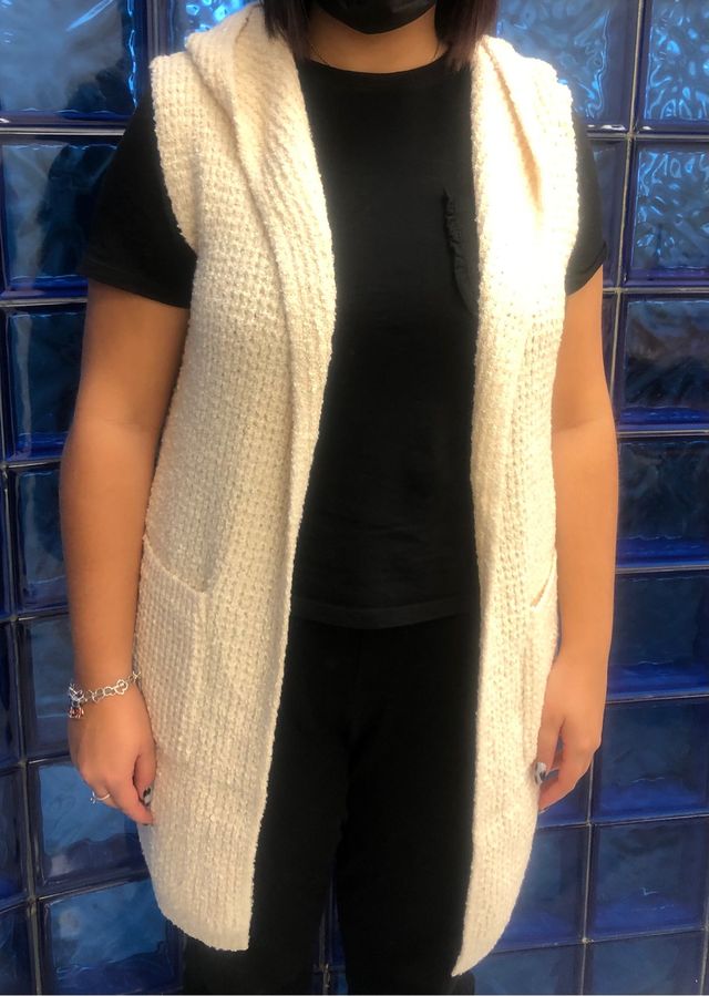 Chaleco sin mangas y con capucha beige