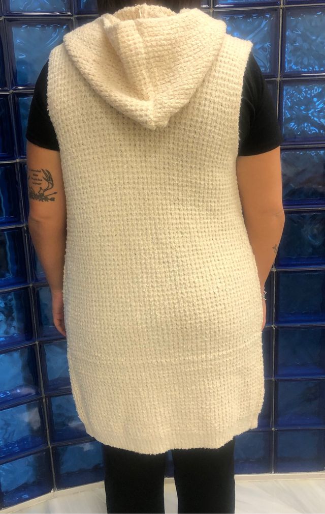 Chaleco sin mangas y con capucha beige