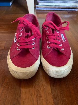 Superga burdeos de segunda mano por 27 EUR en Majadahonda en WALLAPOP