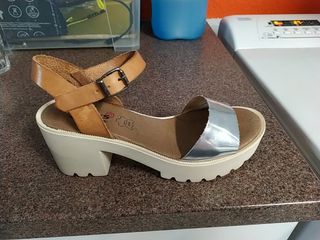 Sandalias color plata y beige de segunda mano por 8 EUR en Villalbilla en  WALLAPOP