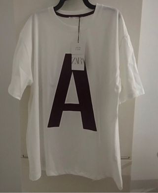 Camiseta inicial \\'A\\' Zara T.M de segunda mano por 17,95 EUR en Esplugues  de Llobregat en WALLAPOP