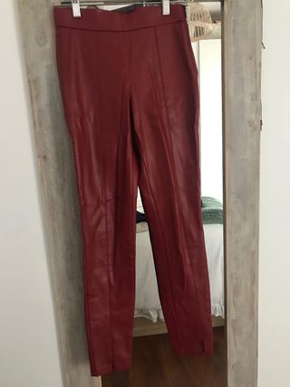 Leggings efecto piel rojo de segunda mano por 8 EUR en Barcelona en WALLAPOP