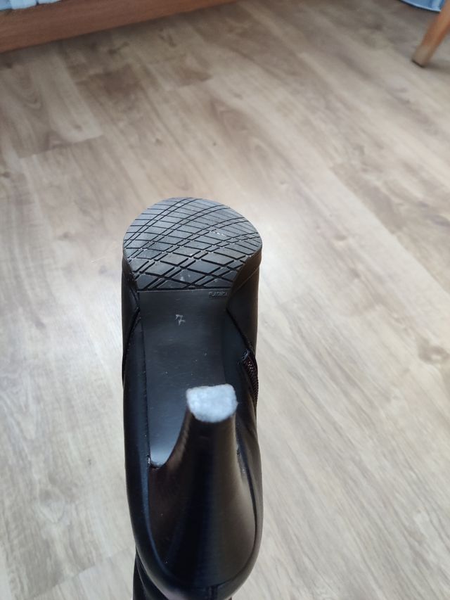 Botas de piel. casi sin usar.