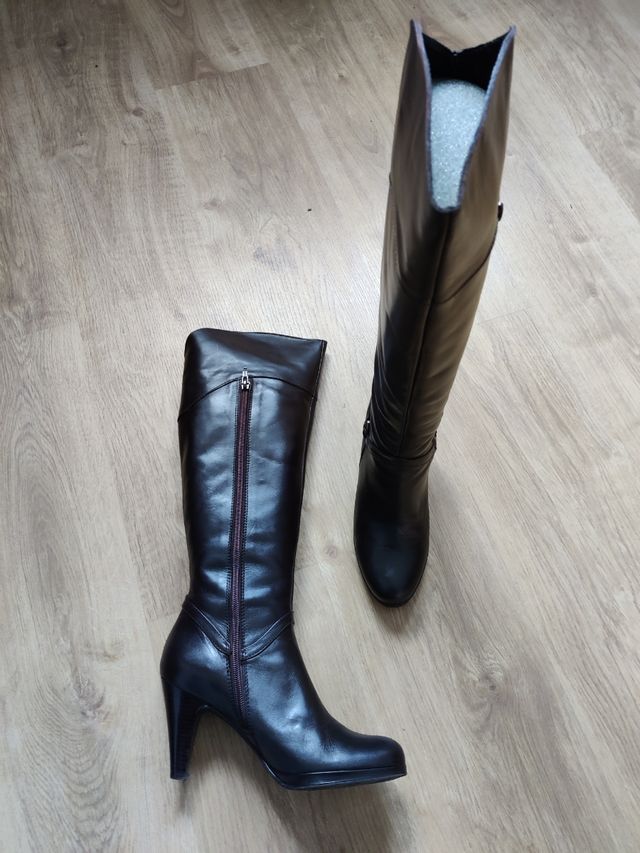 Botas de piel. casi sin usar.