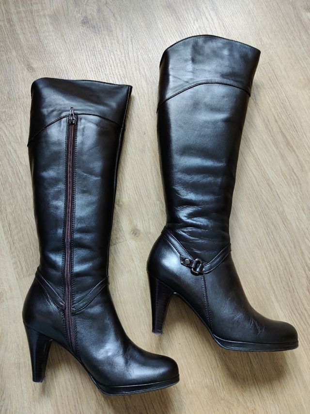 Botas de piel. casi sin usar.