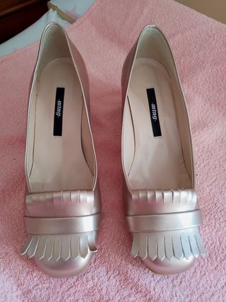 Zapatos dorados de Mustang talla 37 de segunda mano por 10 EUR en La Torre  de Esteban Hambrán en WALLAPOP