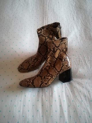 Hay unos botines de punta cuadrada y estampado animal en Zara que tiene el  tacón más cómodo de este 2020