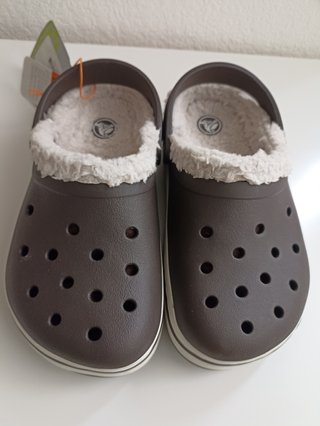 Zuecos CROCS invierno sin estrenar de segunda mano por 20 EUR en Sabadell  en WALLAPOP