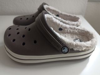Zuecos CROCS invierno sin estrenar de segunda mano por 20 EUR en Sabadell  en WALLAPOP