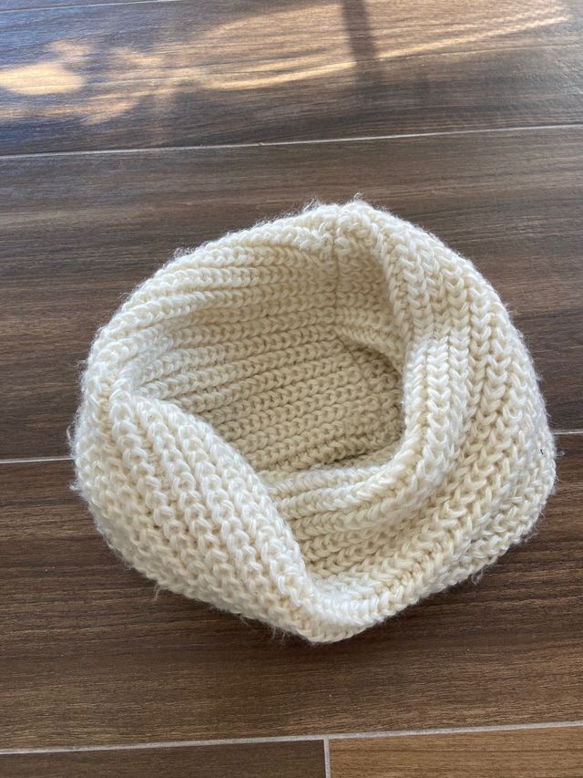 Cuello de lana blanco