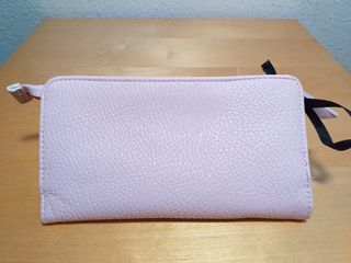 Monedero marca Bershka. de segunda mano por 5 EUR en Zaragoza en WALLAPOP