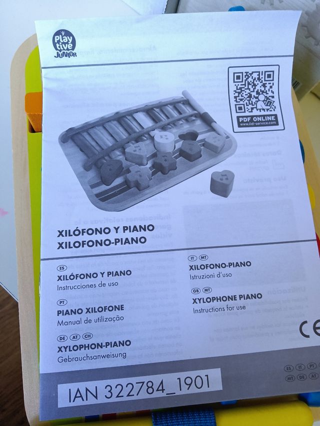 Xilófono y piano de madera