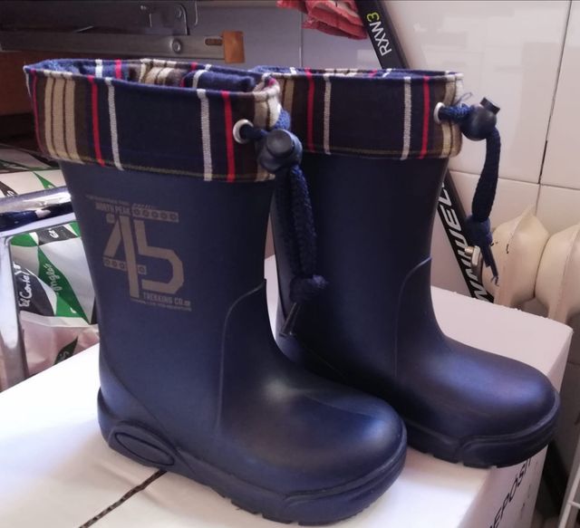 Botas de agua y zapatillas
