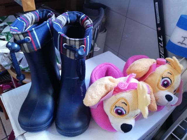 Botas de agua y zapatillas
