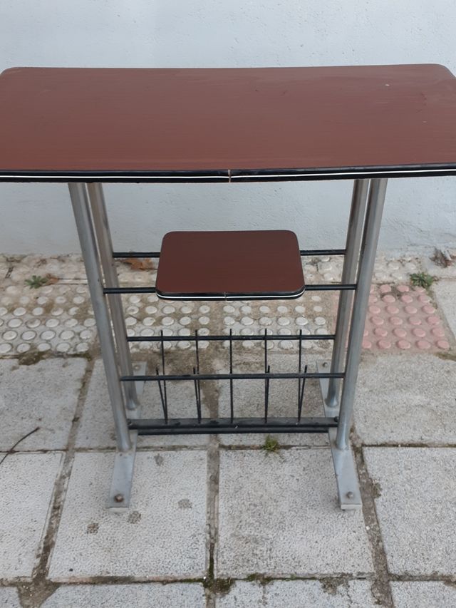 mesa antigua salon televisión vintage