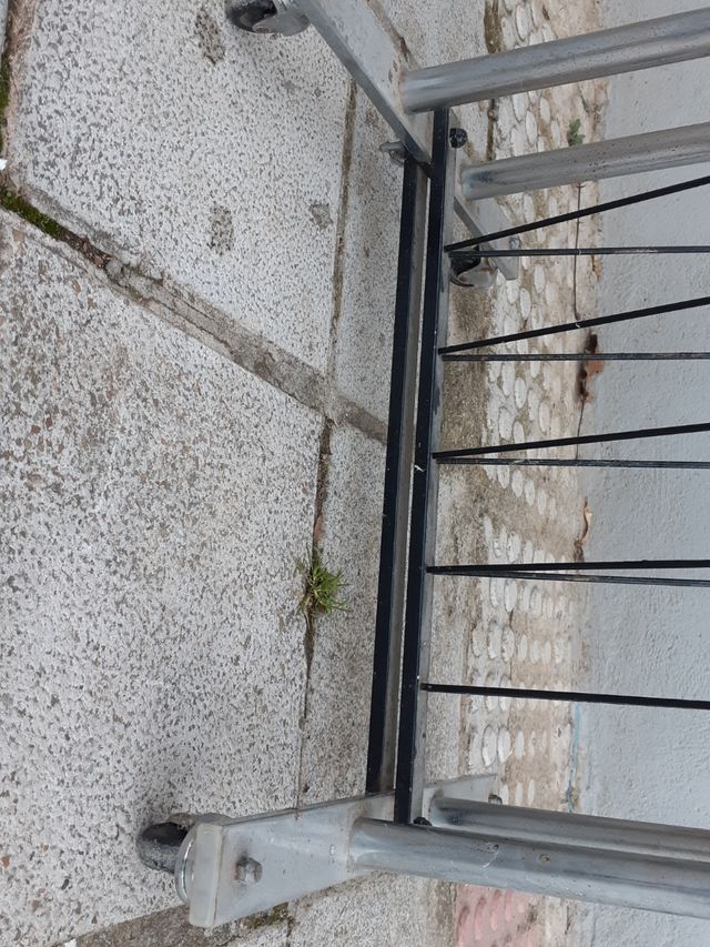 mesa antigua salon televisión vintage