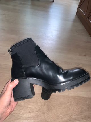 Botines de tacón negro de segunda mano en Torrejón de Ardoz en WALLAPOP