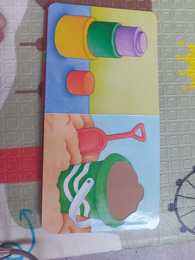 Libro Cancionero, libro sensorial y teléfono.