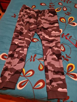 Pantalon chandal nike camuflaje de segunda mano por 20 EUR en Soria en  WALLAPOP