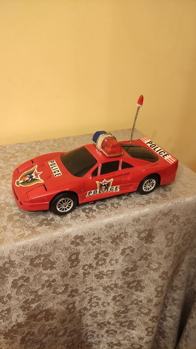 Coche de policía con luces