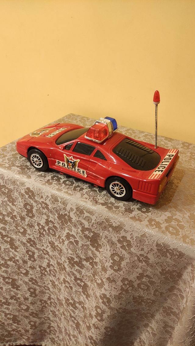 Coche de policía con luces