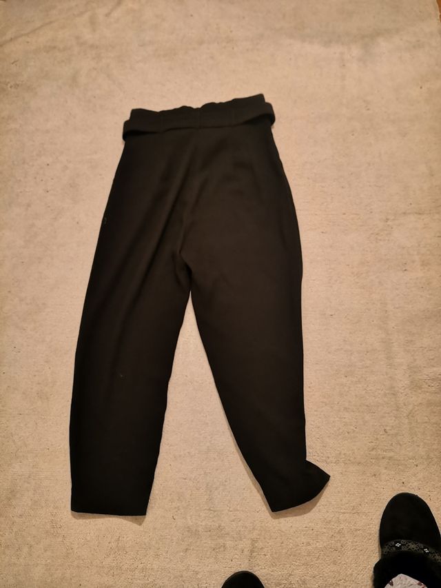 Pantalón negro Stradivarius con cinturón
