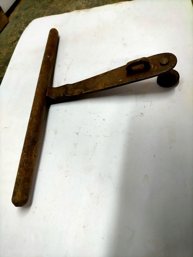 Cerrojo de forja antiguo