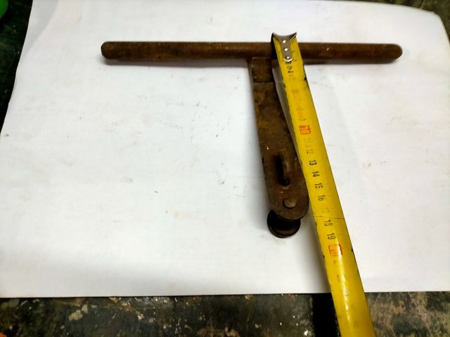 Cerrojo de forja antiguo