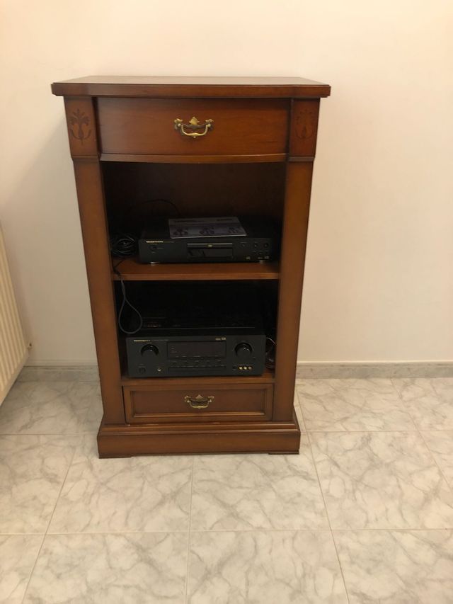 Mueble para equipo de sonido y video clásico