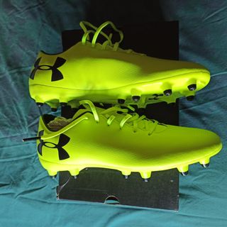 2 pares de botas under armour futbol talla 42,5 de segunda mano por 70 EUR  en Mercadillo en WALLAPOP