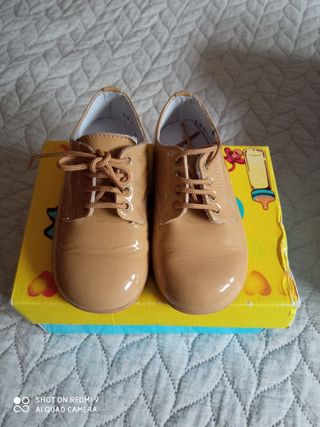 Zapatos bebé talla 23 de segunda mano por 5 EUR en Bilbao en WALLAPOP