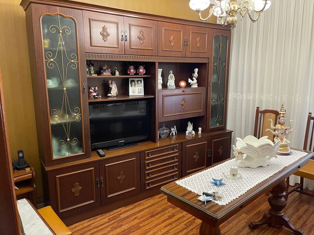 Mueble comedor con mesa y silla