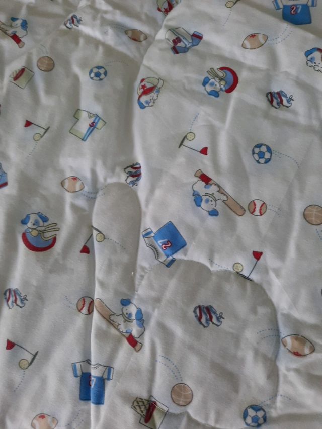  Colcha cuna, con chichonera. 