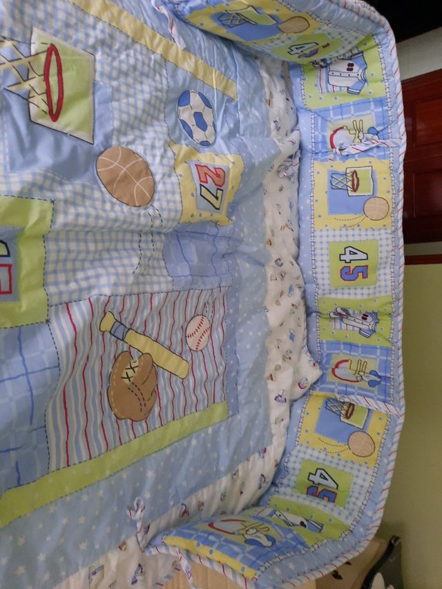  Colcha cuna, con chichonera. 