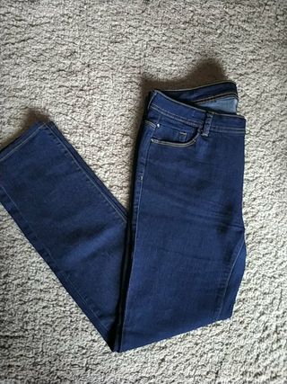 Pantalón vaquero Amichi mujer talla 46 de segunda mano por 15 EUR en  Valladolid en WALLAPOP