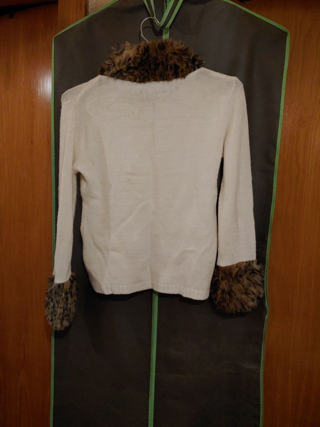Jersey con cuello y puños de pelito. T.40 aprox
