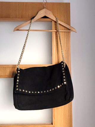 Bolso negro serraje. Zara. de segunda mano por 30 EUR en A Coruña en  WALLAPOP