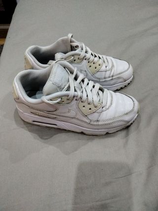 NIKE Air Max blancas 36.5 de segunda mano por 10 EUR en Ourense en WALLAPOP