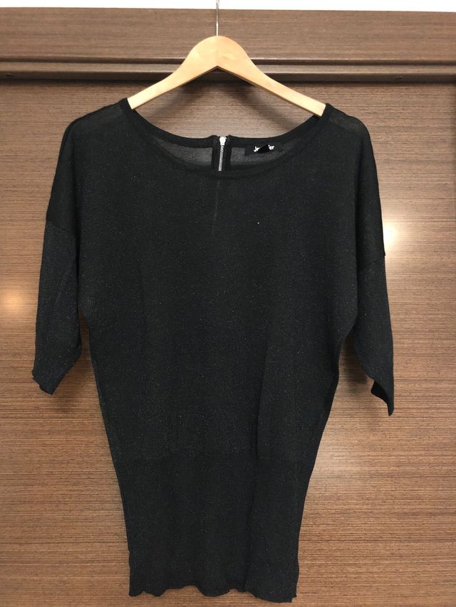 Camiseta hilo negra reflejos dorados